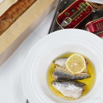 Mangia la lattina deliziosa dorata di sardine ogni giorno